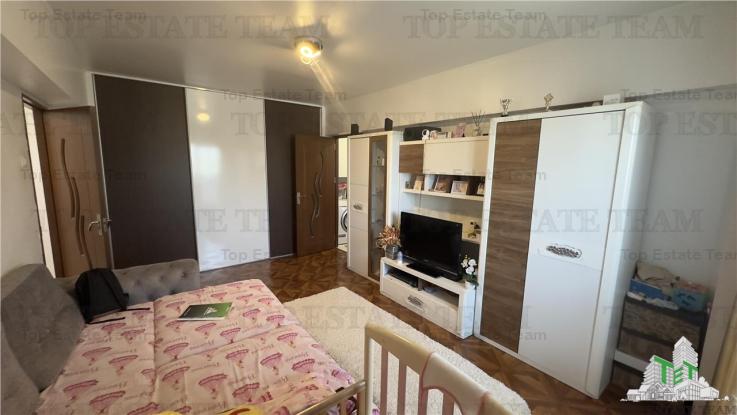 Apartament de 3 camere, mobilat, utilat, stradal, cu 3 balcoane si loc de parcare, bloc anvelopat, in Panduri