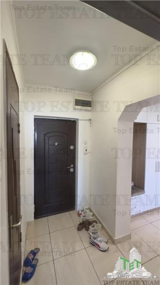 Apartament de 3 camere, mobilat, utilat, stradal, cu 3 balcoane si loc de parcare, bloc anvelopat, in Panduri