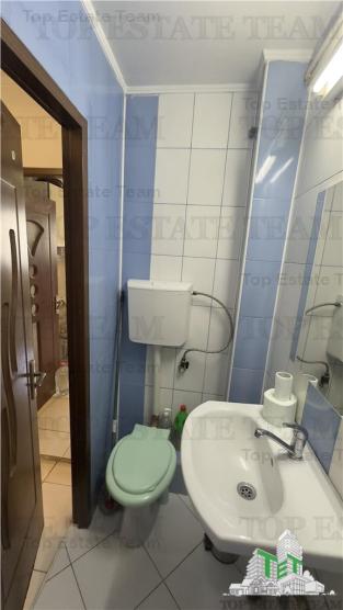 Apartament de 3 camere, mobilat, utilat, stradal, cu 3 balcoane si loc de parcare, bloc anvelopat, in Panduri