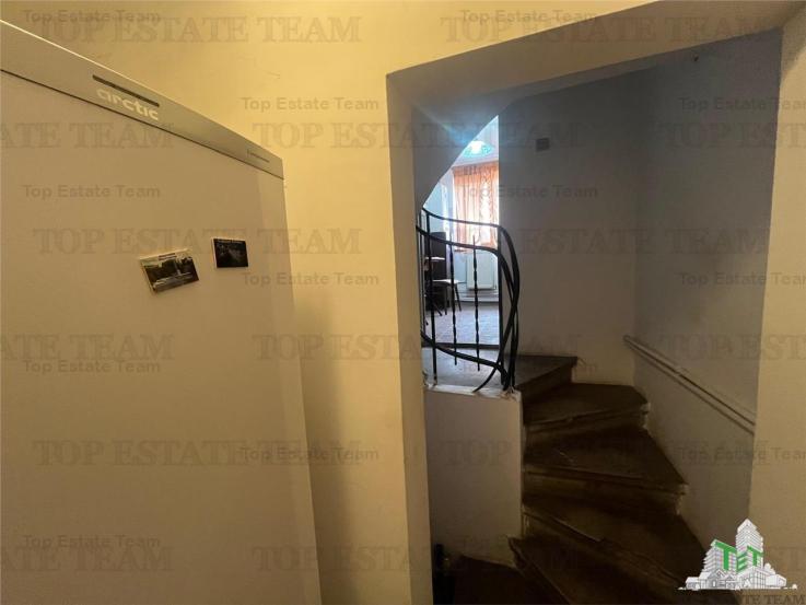 De vanzare 2 apartamente si demisol in vila, Piata Romana