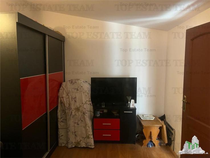 De vanzare 2 apartamente si demisol in vila, Piata Romana