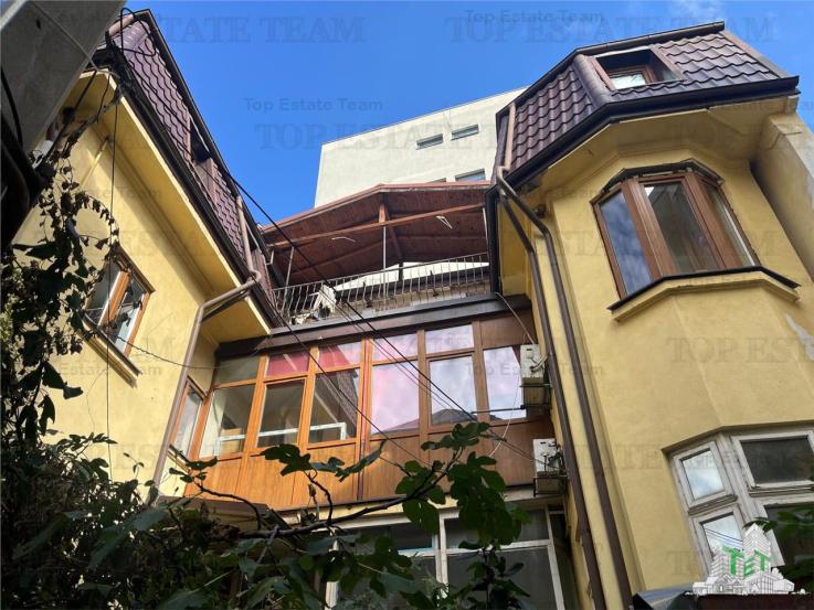 De vanzare 2 apartamente si demisol in vila, Piata Romana