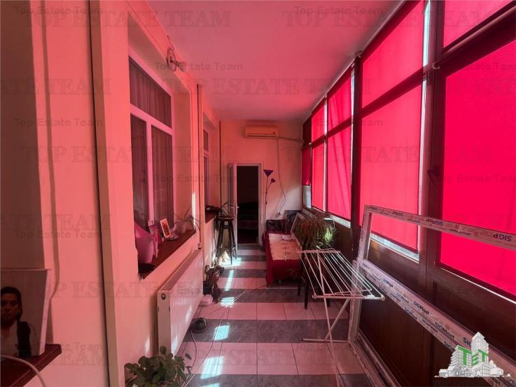 De vanzare 2 apartamente si demisol in vila, Piata Romana