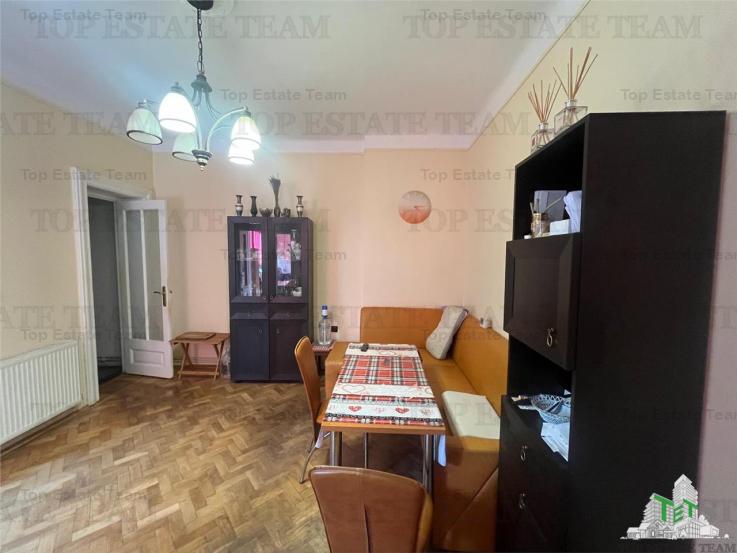 De vanzare 2 apartamente si demisol in vila, Piata Romana