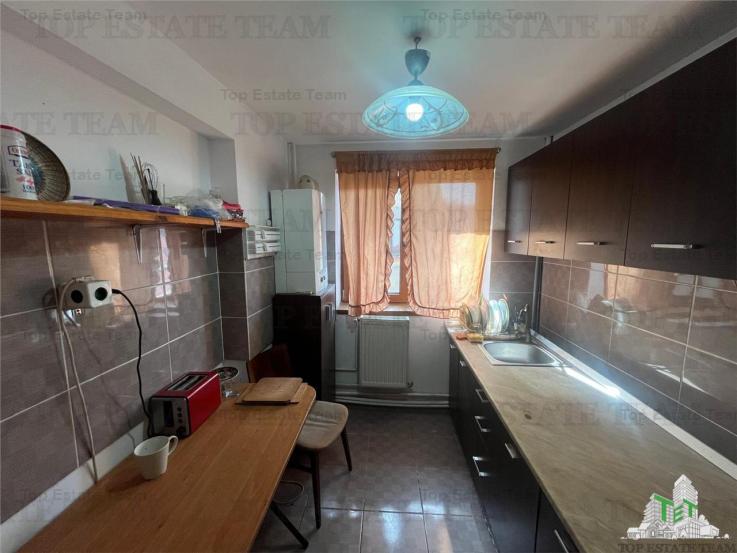 De vanzare 2 apartamente si demisol in vila, Piata Romana