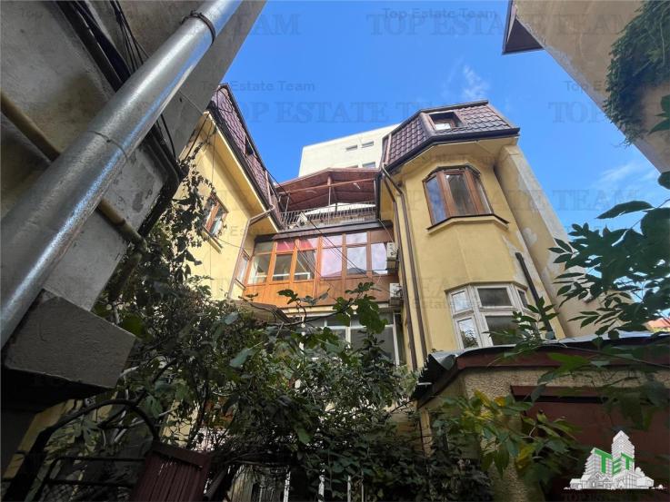 De vanzare 2 apartamente si demisol in vila, Piata Romana