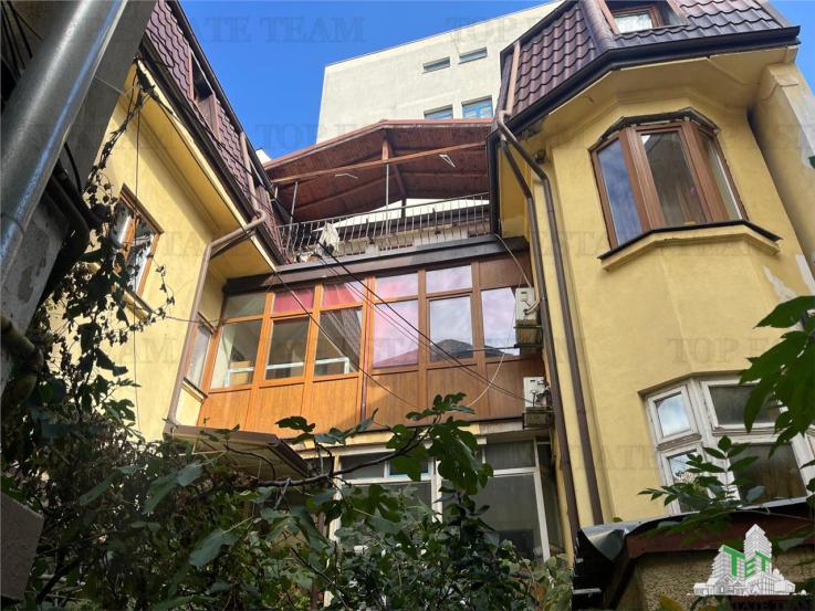 De vanzare 2 apartamente si demisol in vila, Piata Romana