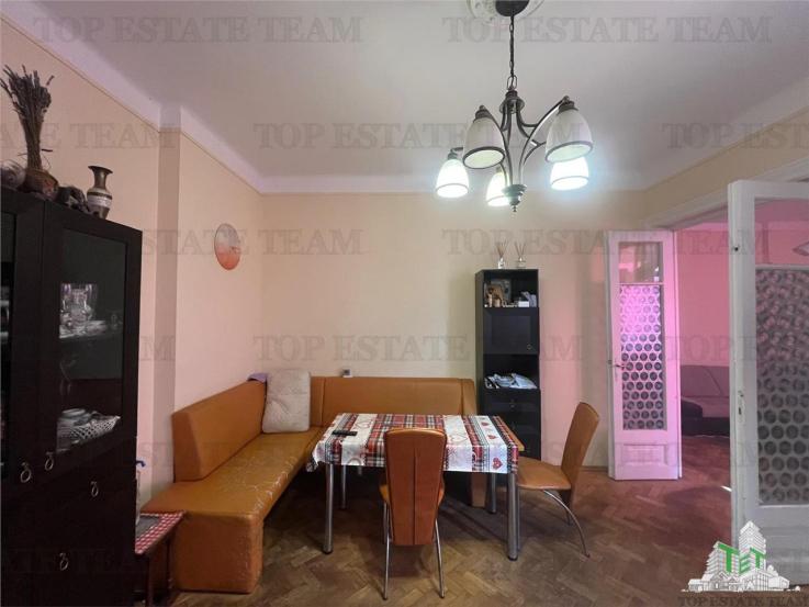 De vanzare 2 apartamente si demisol in vila, Piata Romana