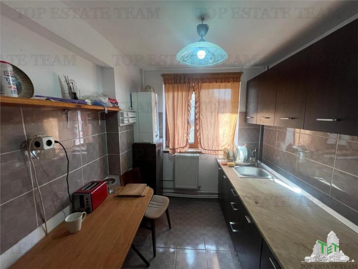 De vanzare 2 apartamente si demisol in vila, Piata Romana