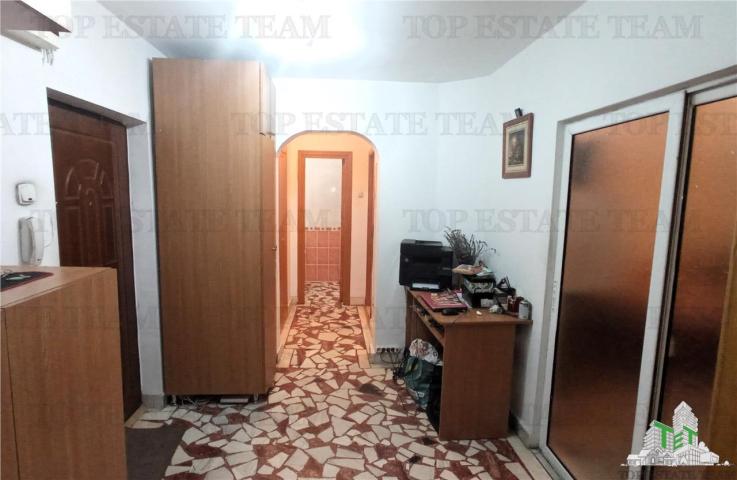 Apartament 3 camere de vanzare, zona Stefan cel Mare