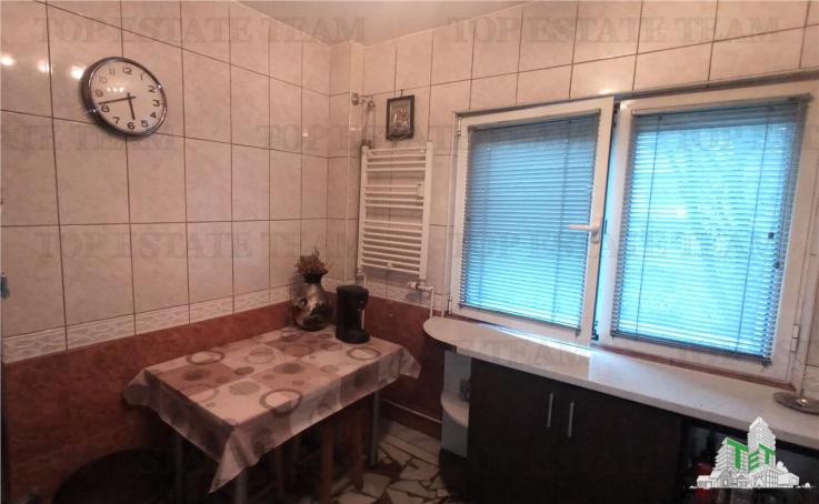 Apartament 3 camere de vanzare, zona Stefan cel Mare