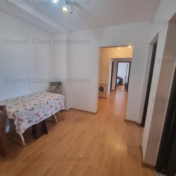 Apartament 3 camere Decomandat. Hala Centrala. etaj intermediar