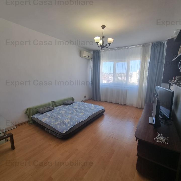 Apartament 3 camere Decomandat. Hala Centrala. etaj intermediar