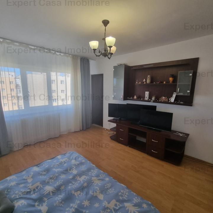 Apartament 3 camere Decomandat. Hala Centrala. etaj intermediar