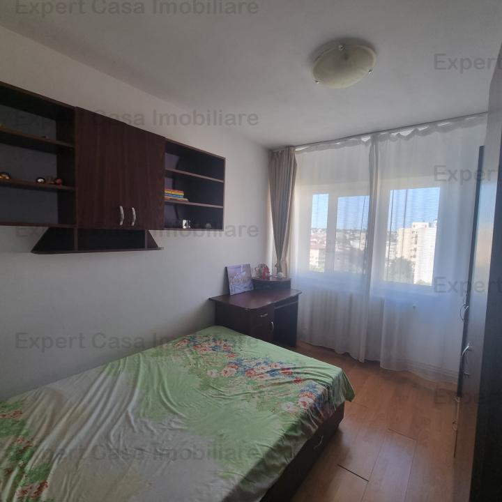 Apartament 3 camere Decomandat. Hala Centrala. etaj intermediar