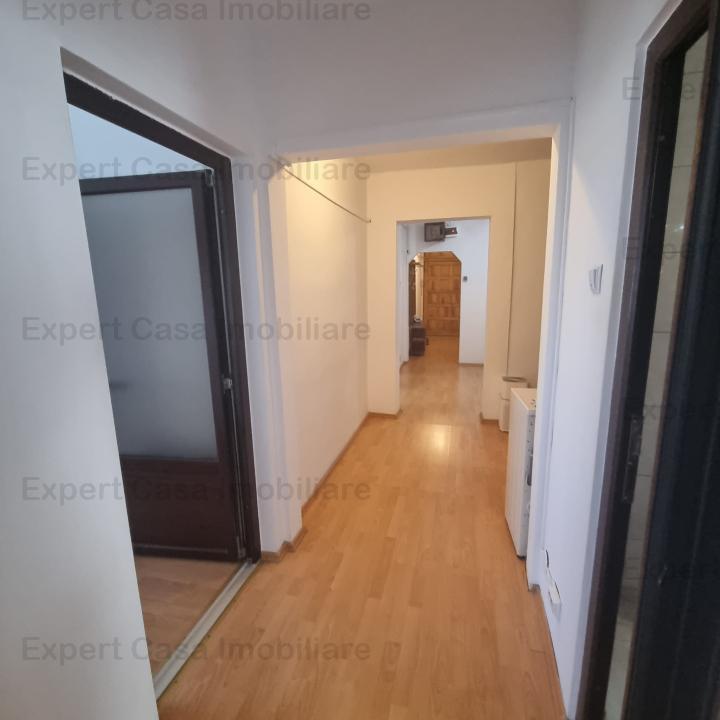 Apartament 3 camere Decomandat. Hala Centrala. etaj intermediar