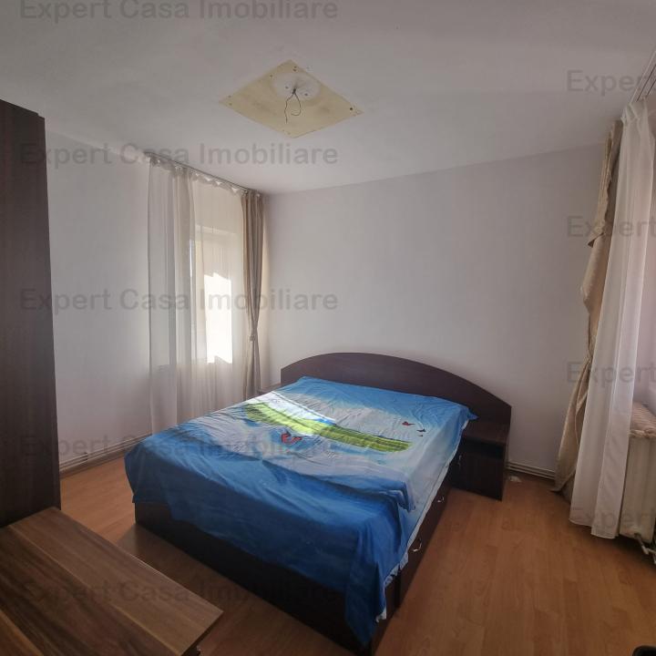 Apartament 3 camere Decomandat. Hala Centrala. etaj intermediar