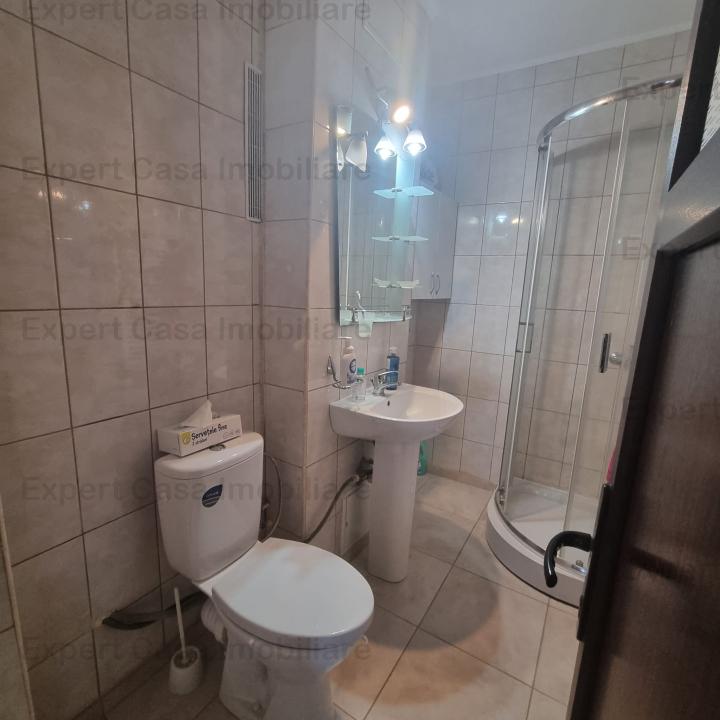 Apartament 3 camere Decomandat. Hala Centrala. etaj intermediar