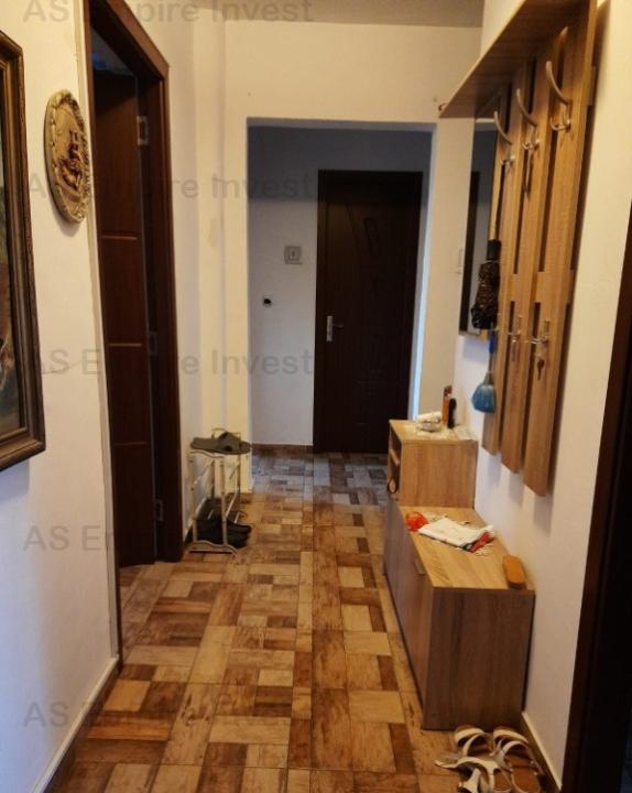 Apartament 3 camere decomandat - zona Tractorul