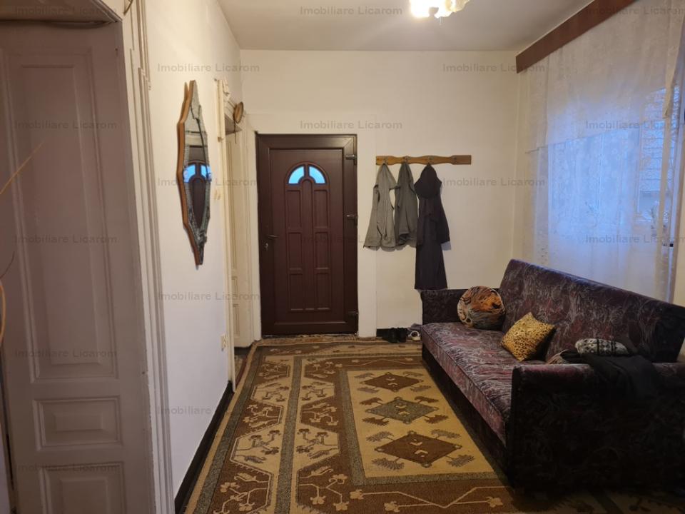 Casa saseasca Ghimbav,zona istorica,3 camere,beci,pod,curte,125000euro