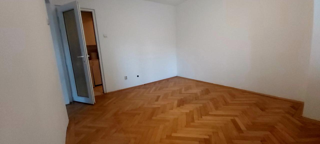 Apartament 2 camere nemobilat, zona Mihail Kogalniceanu