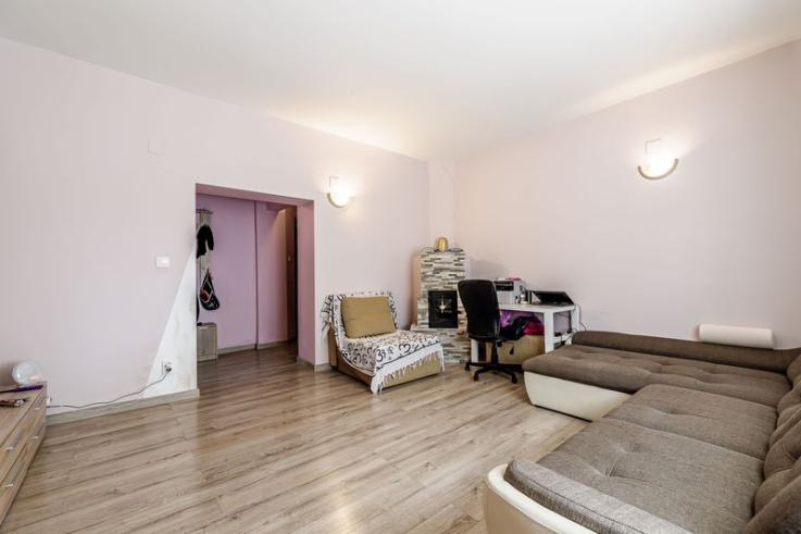 Apartament 2 camere spatios la casa individuala, zona centrala