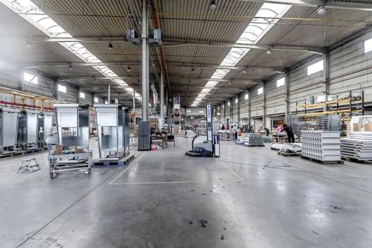 Hală industrială cu platformă betonată cu acces direct la calea ferată