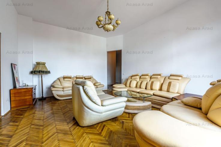 Apartament în Palatul Bohuș, lângă Teatrul de Stat.