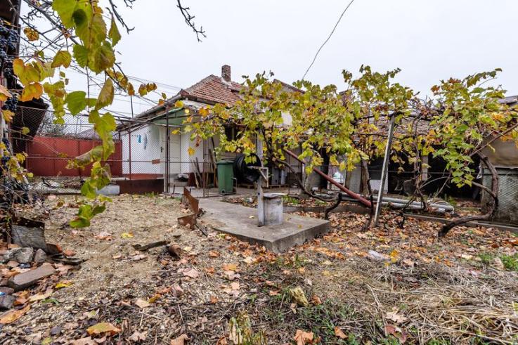 Casă cu 2 camere, teren, garaj în Bujac / Necesită renovare