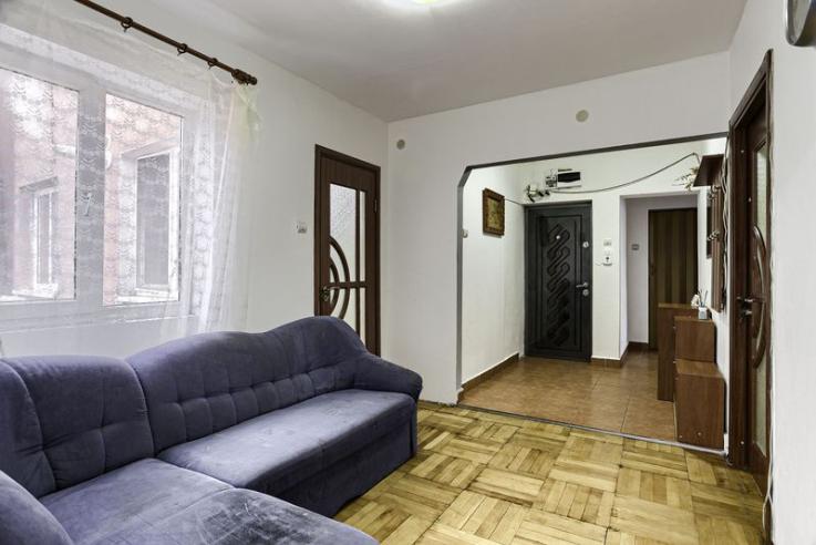 Apartament spatios cu 4 camere strada Fat Frumos