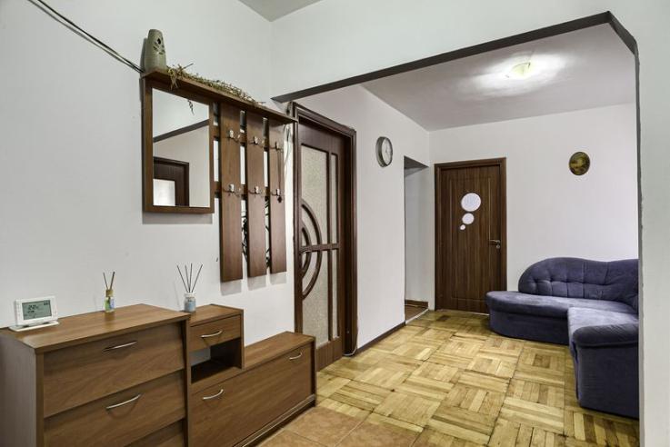 Apartament spatios cu 4 camere strada Fat Frumos