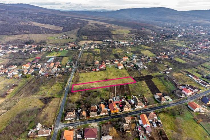 Teren generos în Ghioroc – Ideal pentru parcelare. Suprafață 2400 mp.