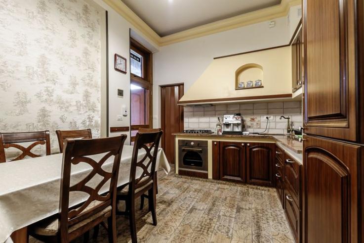 De închiriat apartament cu 2 camere central