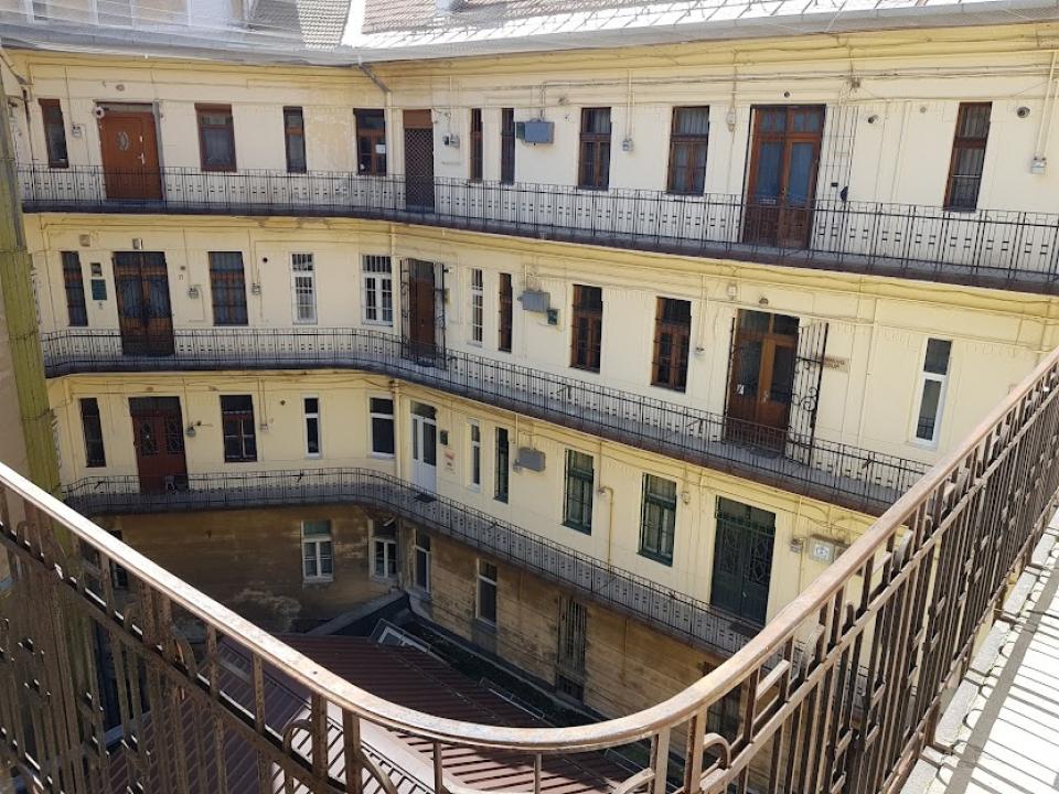 Apartament cu 4 camere in cladire istorica in zona Cetate