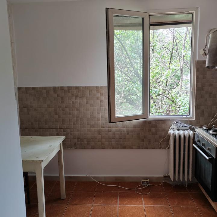 Apartament 3 camere la 3 minute de metrou Pacii, Militari