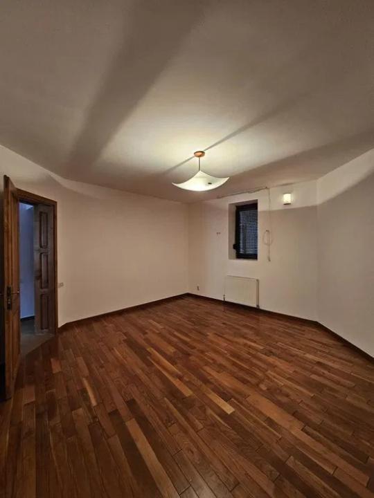 250 mp spatiu de birouri in vila si curte 50 mp zona Timpuri Noi 