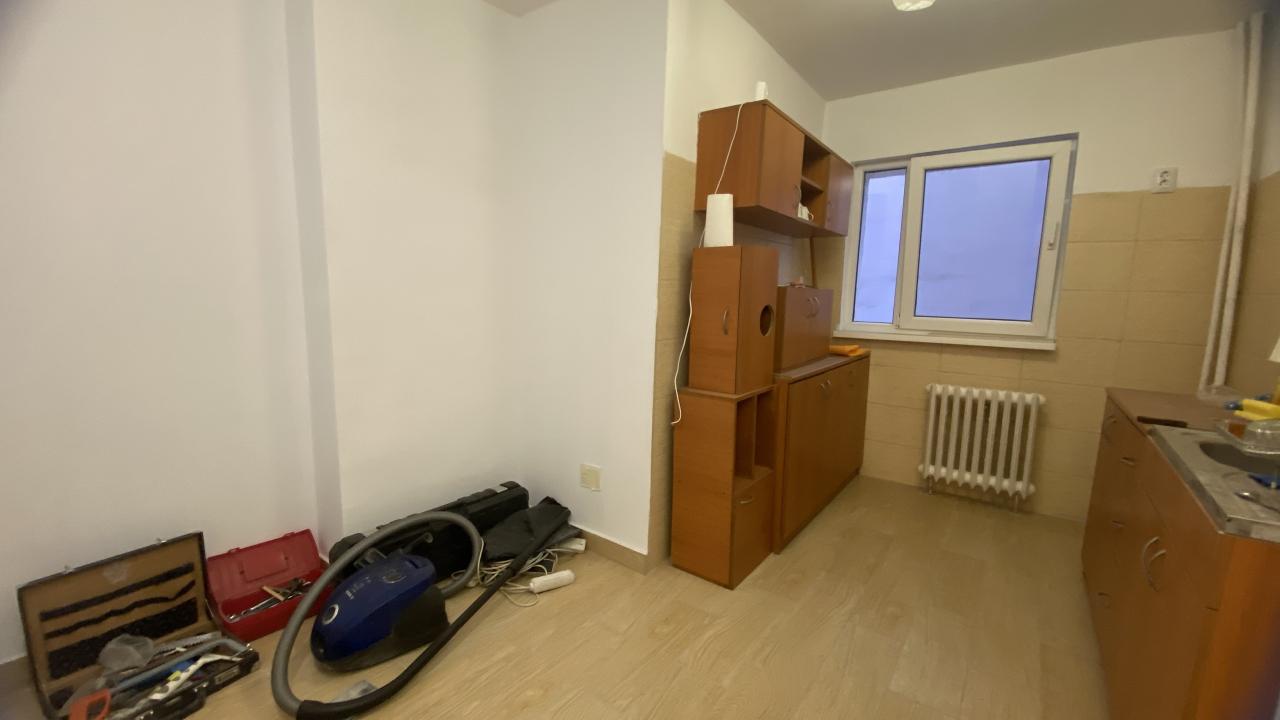 Apartament 4 camere nemobilat bloc anvelopat Gorjului, Militari