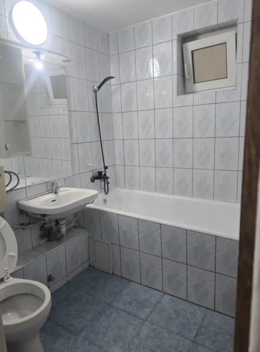 Apartament 3 camere bloc 1983 Bd Chisinau / National Arena