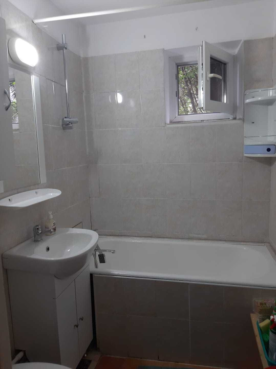 Apartament 3 camere de închiriat piața Gorjului 