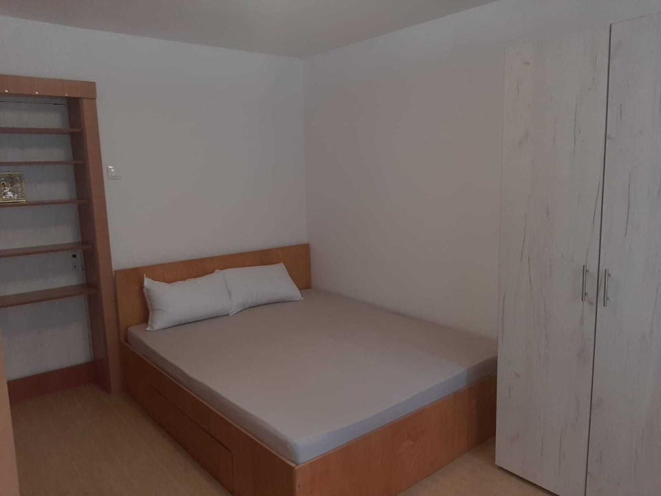 Apartament 3 camere de închiriat piața Gorjului 