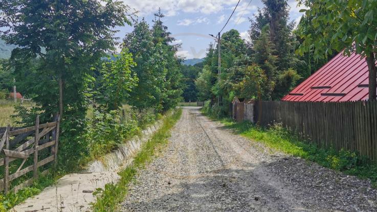 Teren intravilan de 5000, plat, orizontal la poalele muntelui, pe malul Doftanei