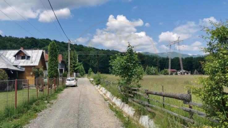 Teren intravilan de 5000, plat, orizontal la poalele muntelui, pe malul Doftanei