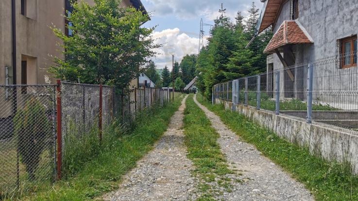 Teren intravilan de 5000, plat, orizontal la poalele muntelui, pe malul Doftanei