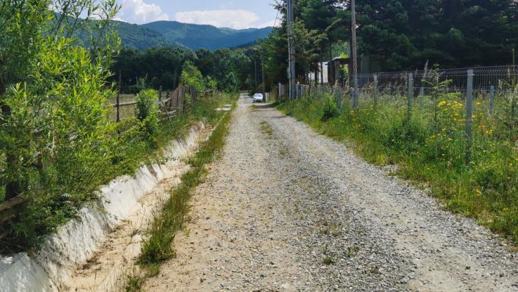 Teren intravilan de 5000, plat, orizontal la poalele muntelui, pe malul Doftanei