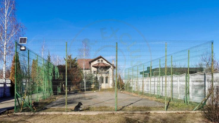 Vila la alb, cu teren de sport si iesire la lac, in Ostratu