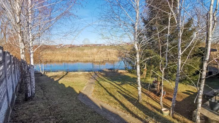 Vila la alb, cu teren de sport si iesire la lac, in Ostratu