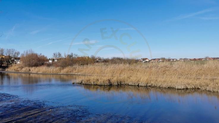 Vila la alb, cu teren de sport si iesire la lac, in Ostratu