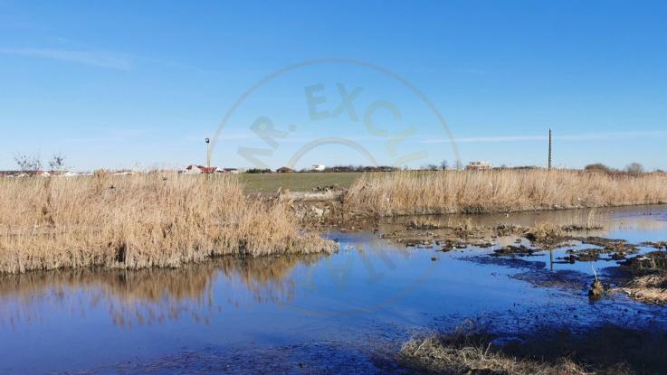 Vila la alb, cu teren de sport si iesire la lac, in Ostratu