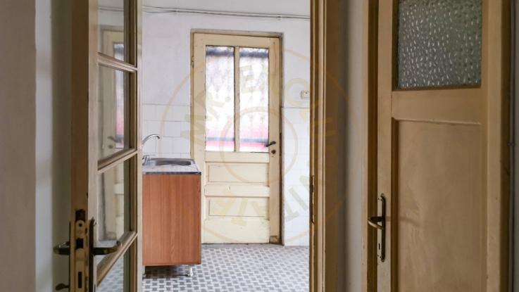 Apartament in bloc interbelic, 2 camere, 80 mp, pretabil AirBnb