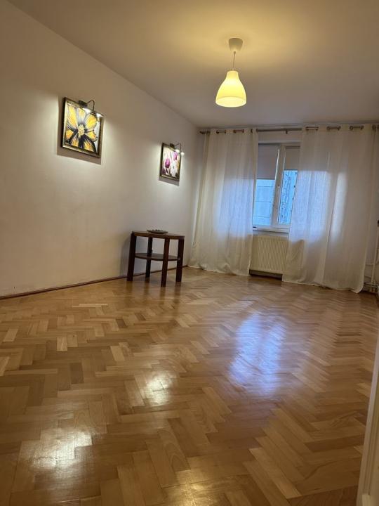 Apartament de 4 camere CU CENTRALA-Dristor